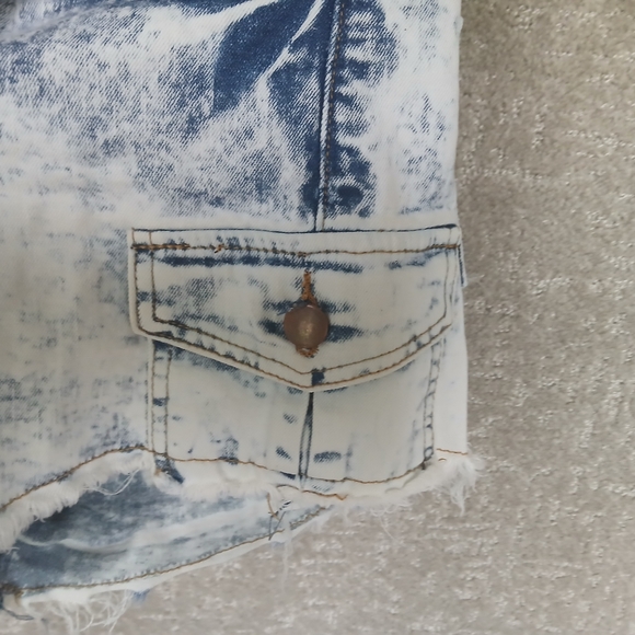 High-waisted, Distressed Acid-wash Jean Shorts with Cargo Pockets Medium - Picture 4 of 6
